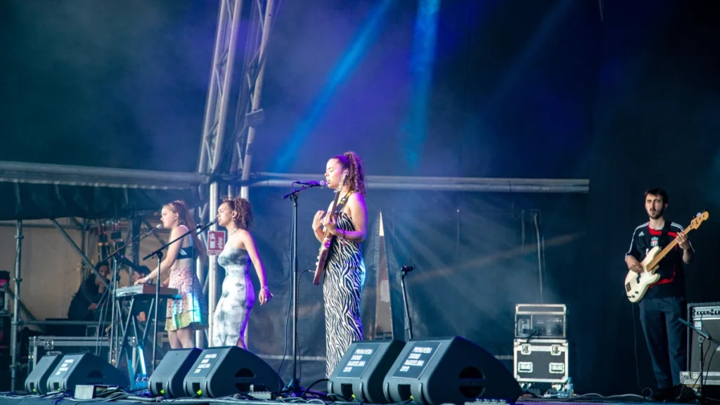 Nilüfer Yanya performing live with her band under stage lighting