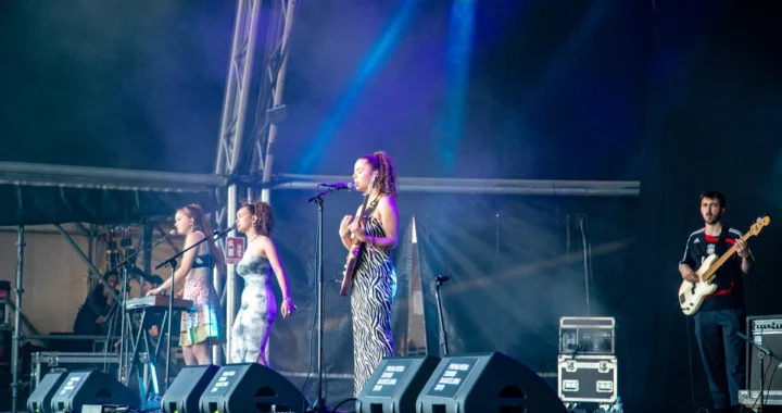 Nilüfer Yanya performing live with her band under stage lighting