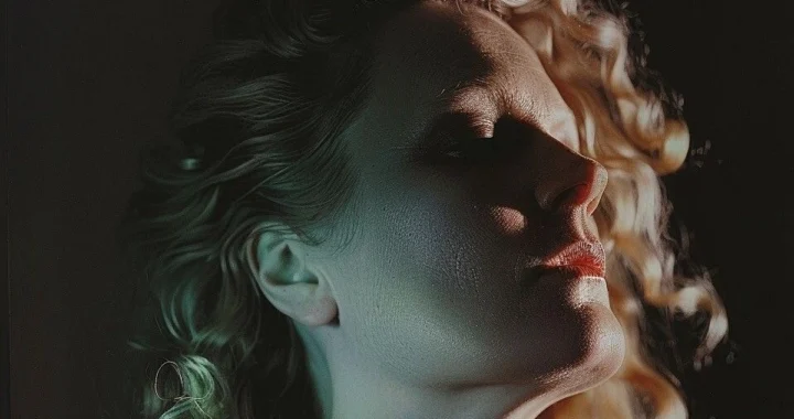 Nathav Sings in English on Moon River, Nine Years After Her Danish Debut