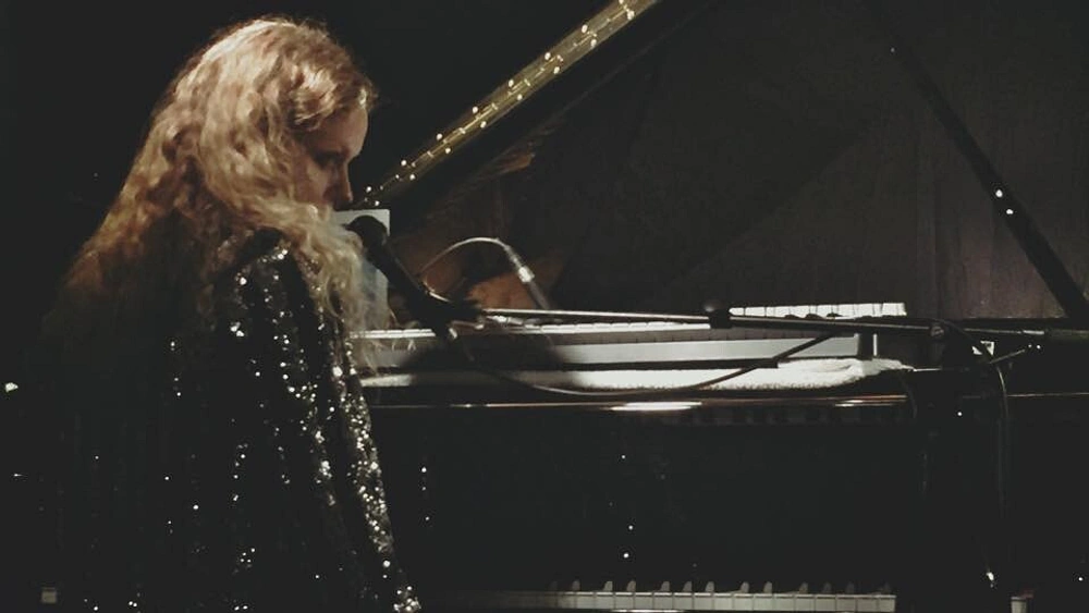 Nathav Sings in English on Moon River, Nine Years After Her Danish Debut